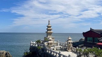 Ein atemberaubender Blick auf den Haedong Yonggungsa-Tempel, der majestätisch über dem ruhigen Meer thront.
