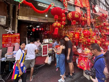 Lampions und bunte Lichterketten in den Straßen von Chinatown – Thailand Familienreise