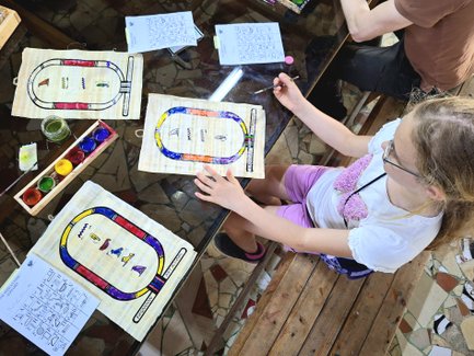 Mädchen malt mit bunten Farben im Fagnoon Art Center – Ägypten Reise mit Kindern