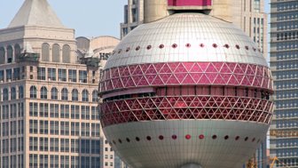Nahaufnahme des Oriental Pearl Tower mit markanter Kugelstruktur in Shanghai – China Reise mit Kindern