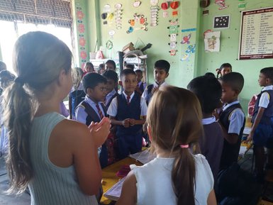 Reisende Familien begegnen fröhlichen Schulkindern vor Ort – Sri Lanka Familienreise