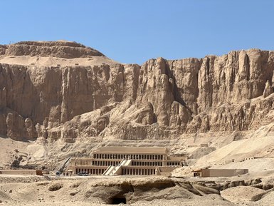 Felsige Bergkulisse hinter dem Hatschepsut-Tempel in der Wüste Thebens – Ägypten Reise mit Kindern