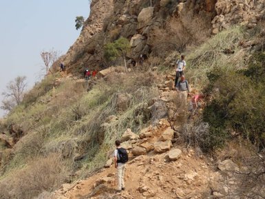 Eine Reisegruppe wandert durch die Köcherbaumschlucht - Namibia Urlaub mit Kindern
