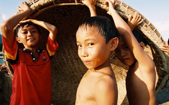 Einheimischen im traditionellen Rundboot – Vietnam Familienreise