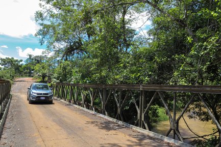 Fahrzeug unterwegs durch dichten Regenwald auf dem Weg zur Maquenque Eco Lodge in Boca Tapada – Costa Rica Reise mit Kindern