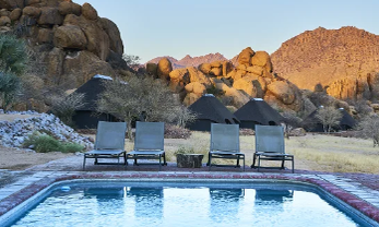 Poolbereich der Ai Aiba Lodge - Namibia Familienreise