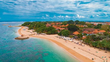 Ruhige Küstenlandschaft mit klarem Wasser in Sanur – Bali mit Kindern