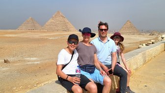Familie erkundet die Pyramiden von Gizeh in Kairo – Ägypten Reise mit Kindern