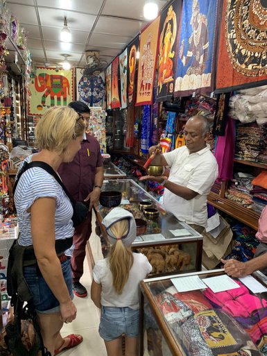Typischer kleiner Laden mit lokalen Produkten in Kandy – Sri Lanka Reise mit Kindern