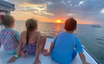 Kinder genießen Bootsfahrt bei Sonnenuntergang in Uvita – Costa Rica Reise mit Kindern