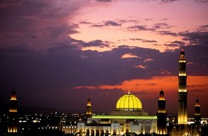 Moschee leuchtet nachts in Muscat – Oman Familienreise