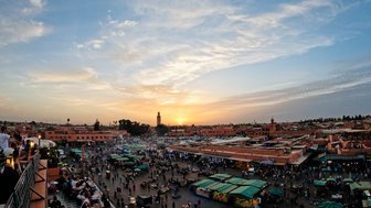 Abendlicht auf dem Djemaa el Fna mit geschäftigem Treiben – Marokko Familienreise