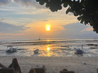 Malerischer Sonnenuntergang über dem Meer bei Nusa Lembongan – Bali Familienreise