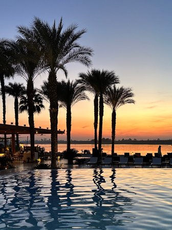 Außenpool mit Blick auf den Sonnenuntergang im Hilton Luxor Resort & Spa in Luxor – Ägypten Reise mit Kindern