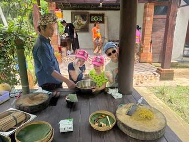 Familie nimmt aktiv an einem balinesischen Kochkurs teil – Bali mit Kindern