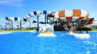 Kinder spielen auf der Rutsche im Jaz Aquamarine Resort in Hurghada – Ägypten Reise mit Kindern