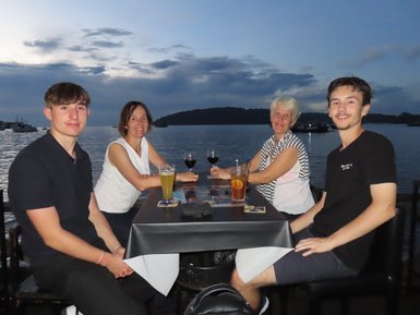 Familie genießt ein Abendessen im Restaurant des Nexus Resorts – Malaysia & Borneo Reise mit Kindern