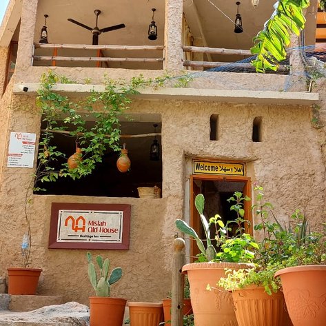 Traditioneller Hoteleingang im Misfah Old House – Oman Familienreise