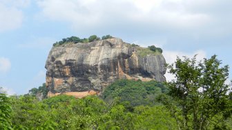 Der Löwenfelsen von Sigiriya ragt aus dem dichten Grün empor – Sri Lanka Reise mit Kindern