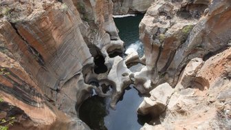 Die Gesteinsformationen und Wasserbecken der Bourke’s Luck Potholes – Südafrika Familienreise