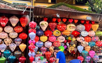 Traditionelle Laternen in einem Laden der Altstadt von Hoi An – Vietnam Familienreise