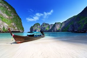 Küstenabschnitt mit Felsformationen und traditionellem Boot – Thailand Reise mit Kindern