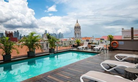Der Pool auf dem Dach bietet einen atemberaubenden Blick über die historische Altstadt von Casco Viejo, Panama.