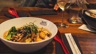 Familie genießt ein Abendessen in Kapstadt während des Winters – Südafrika Familienreise