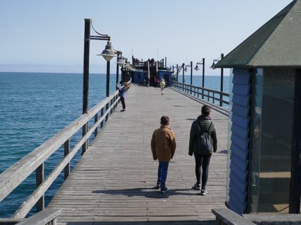 Zwei Personen laufen auf einem Bootssteg - Namibia mit Jugendlichen