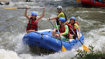 Strahlende Gesichter während der Rafting-Tour – Costa Rica Reise mit Kindern