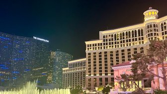 Die beeindruckenden Wasserspiele des Bellagio erleuchten die Nacht, während die modernen Gebäude im Hintergrund strahlen.