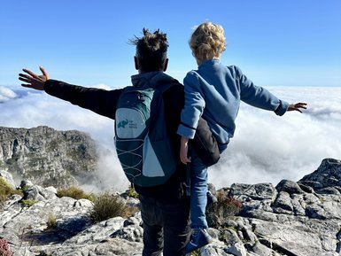 Vater und Kind genießen die Aussicht vom Tafelberg – Südafrika Familienreise
