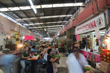 Marktbesuch in Mérida mit lokalen Produkten und regem Treiben – Mexiko Familienreise
