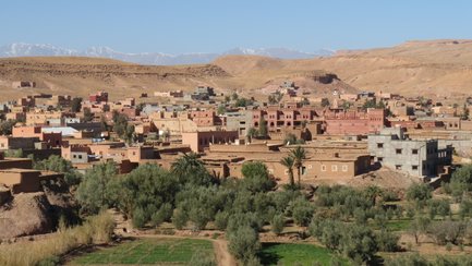 Traditionelles Dorf Aït Ben Haddou umgeben von Palmen – Marokko Familienreise