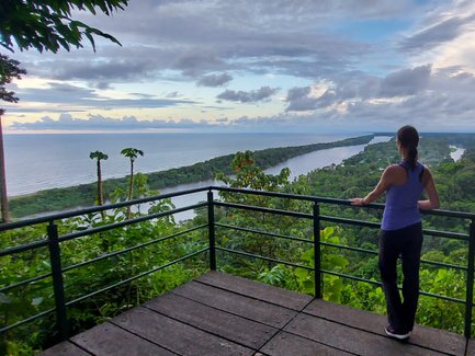 Panoramablick über die grüne Landschaft vom Tortuguero Hill – Costa Rica Reise mit Kindern