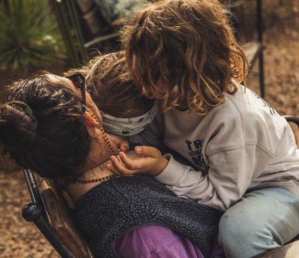 Mutter verbringt Zeit mit Kindern in der Buffelsdrift Game Lodge – Südafrika Familienreise