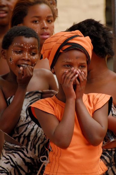 Fröhliches einheimisches Mädchen mit leuchtendem Lächeln – Südafrika Reise mit Kindern