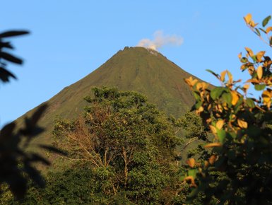 Vulkan Arenal vor klarem blauem Himmel – Costa Rica Familienurlaub