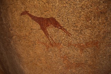 Die Felsmalerei zeigt eine Giraffe - Namibia Rundreise mit Kindern