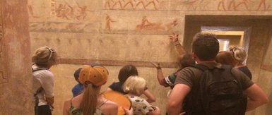 Familie bestaunt die Wandmalerei im Tal der Könige in Luxor – Ägypten Reise mit Kindern