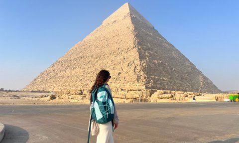 Teenager bestaunt die Pyramiden von Gizeh in Kairo – Ägypten Reise mit Kindern