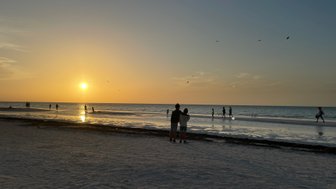 Sonnenuntergang am ruhigen Strand von Holbox mit Blick aufs Meer – Mexiko Reise mit Kindern