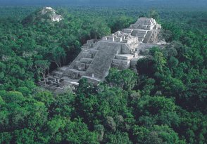Maya-Ruinen von Calakmul ragen aus dem Dschungel – Mexiko Reise mit Kindern
