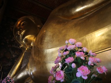 Statue des liegenden Buddha im berühmten Tempel in Bangkok – Thailand mit Kindern