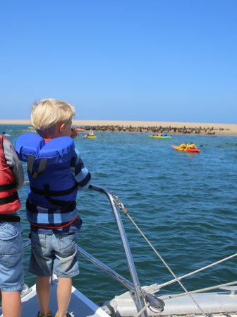 Zwei Kinder stehen auf einem Segelboot - Namibia mit Jugendlichen