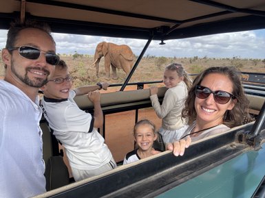 Familie mit Elefant auf Pirschfahrt im Tsavo-Nationalpark - Kenia Familienurlaub