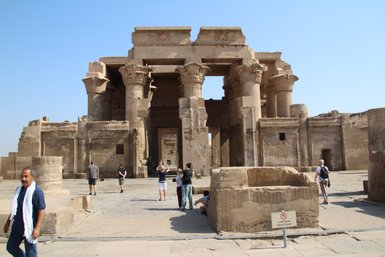 Imposante Säulen im Tempel von Kom Ombo – Ägypten Reise mit Kindern