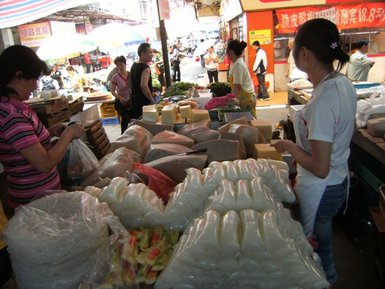 Marktstände mit regionalen Produkten auf dem Freimarkt in Guilin – China Reise mit Kindern