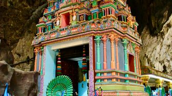 Ein farbenprächtiger Tempel mit kunstvollen Details bei den Batu-Höhlen – Malaysia & Borneo Reise mit Kindern