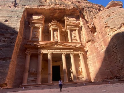 Jenny vorm Schatzhaus Petra - Jordanien Urlaub mit Kindern
